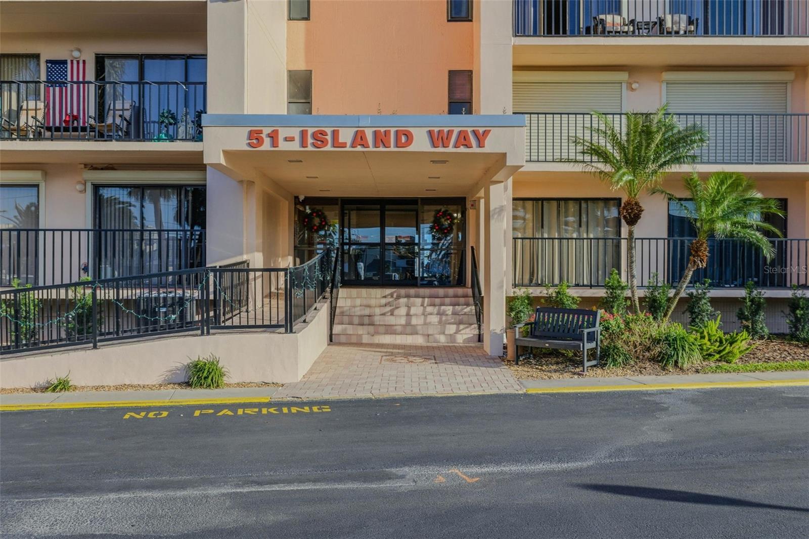 Listing photo id 1 for 51 Island Way 311