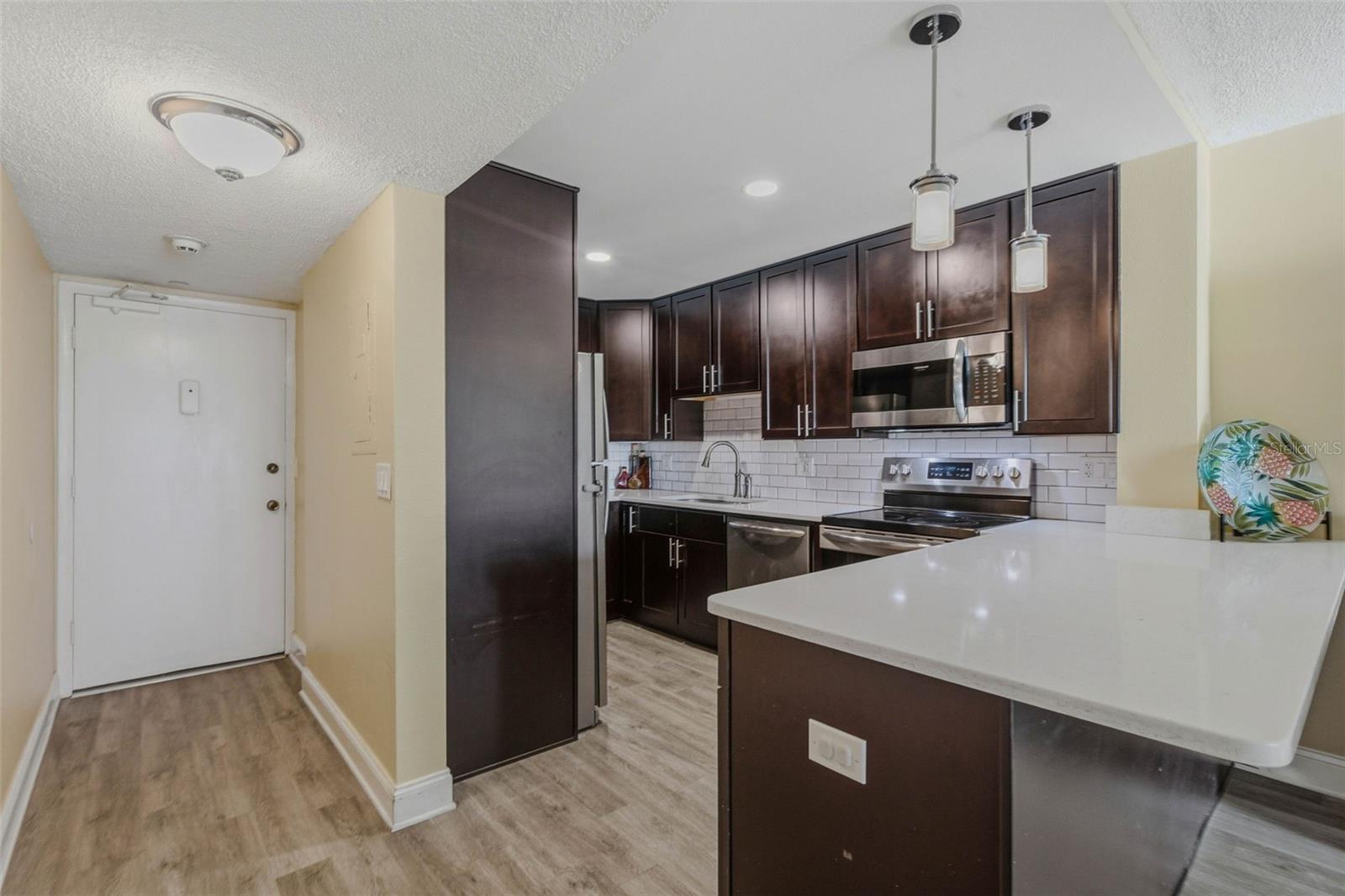 Listing photo id 2 for 51 Island Way 311