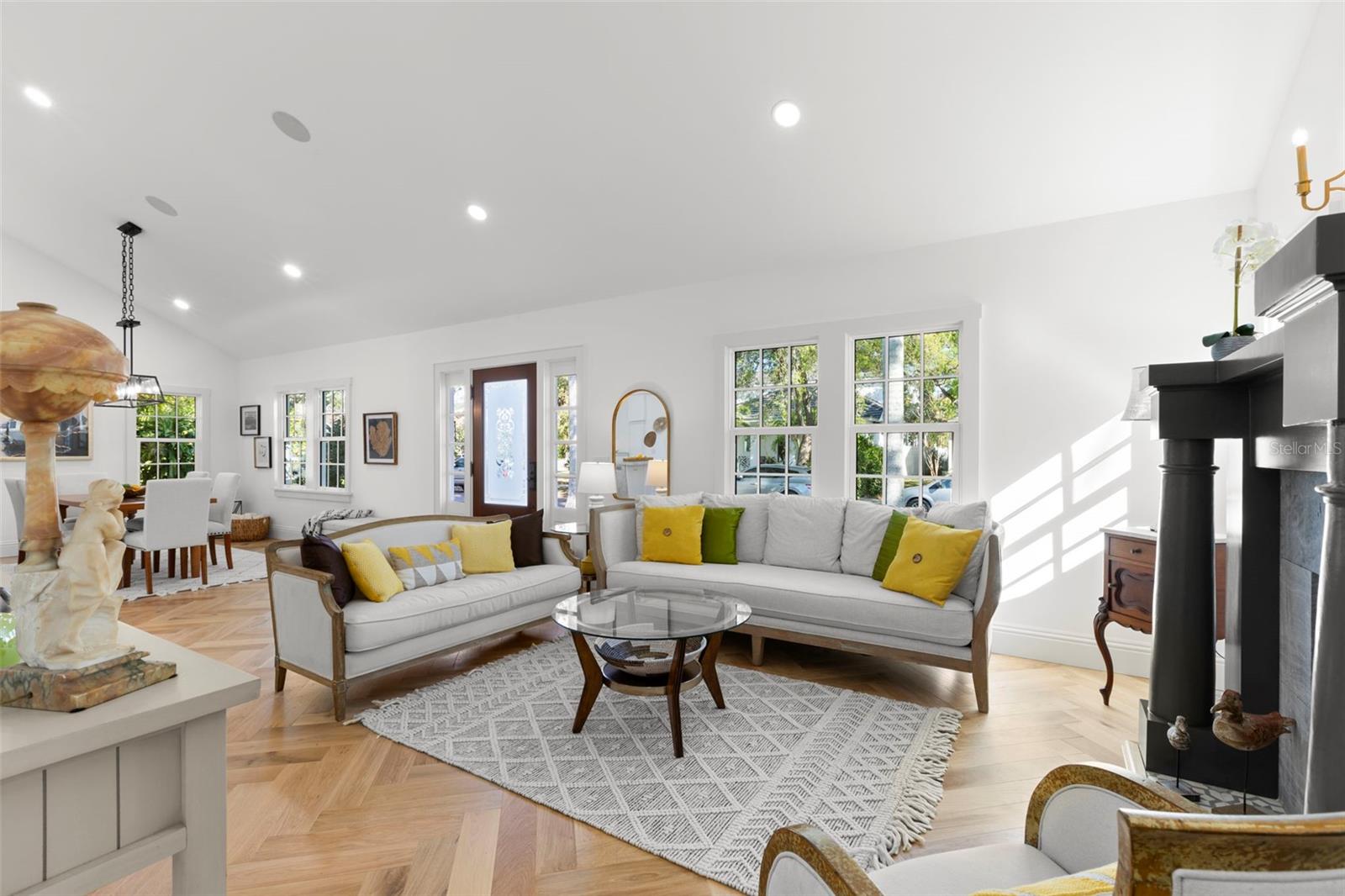 Listing photo id 10 for 346 16th Avenue Ne