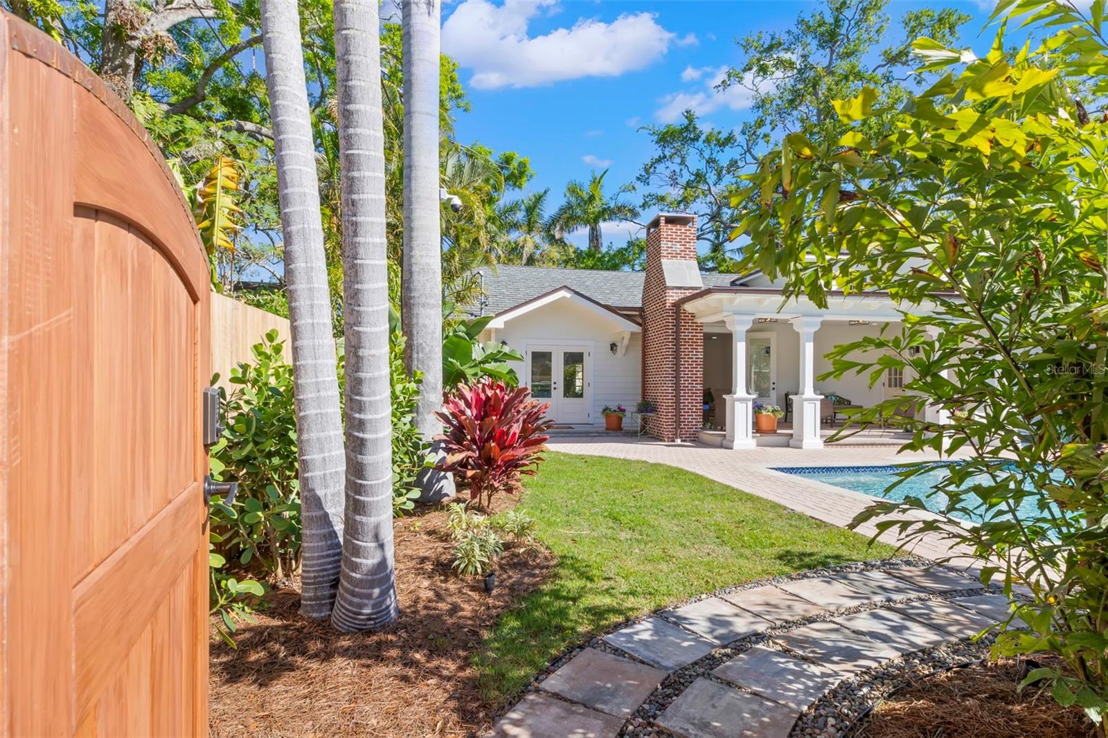 Listing photo id 24 for 346 16th Avenue Ne