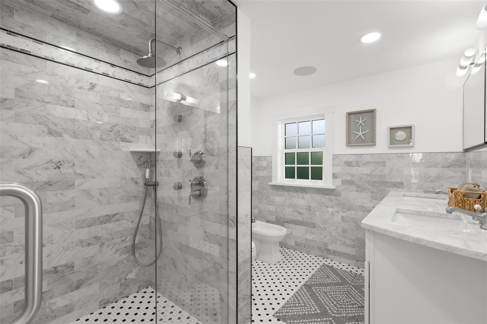 Listing photo id 29 for 346 16th Avenue Ne