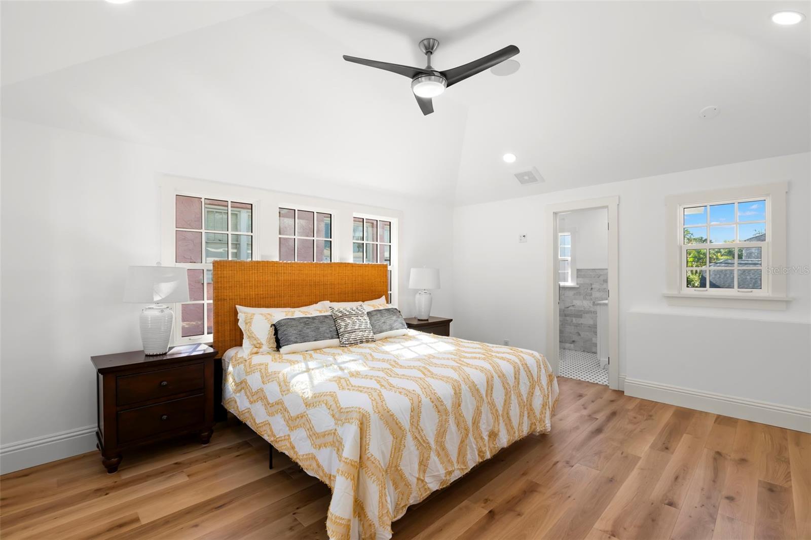 Listing photo id 31 for 346 16th Avenue Ne