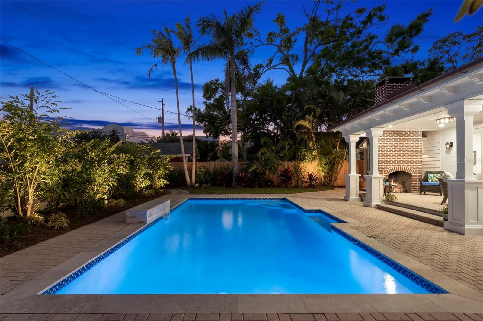 Listing photo id 2 for 346 16th Avenue Ne