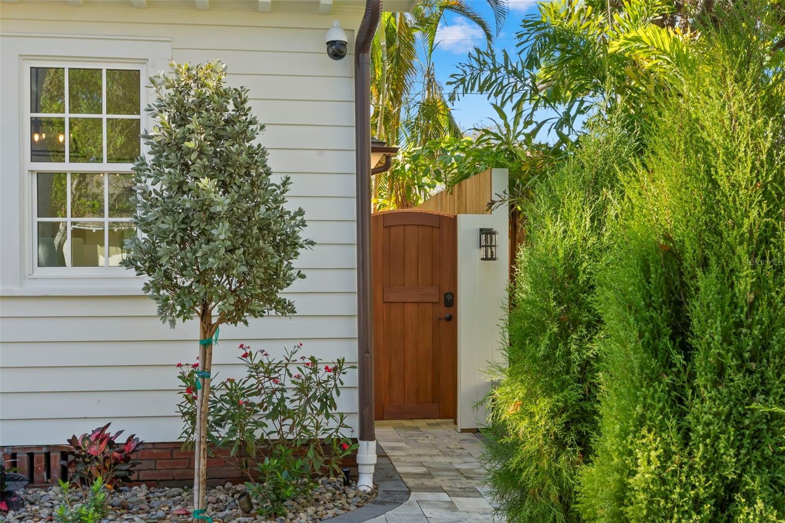 Listing photo id 42 for 346 16th Avenue Ne