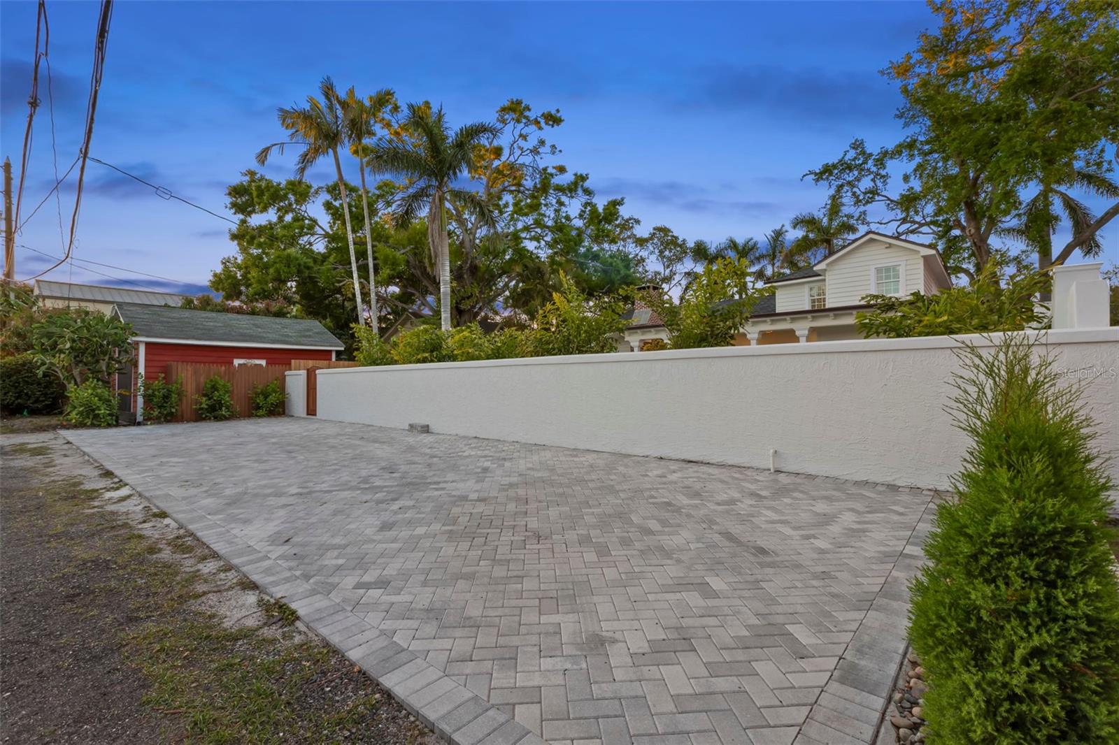 Listing photo id 46 for 346 16th Avenue Ne