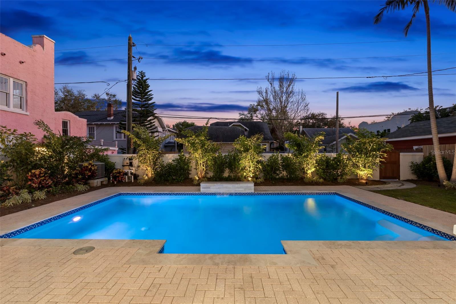 Listing photo id 3 for 346 16th Avenue Ne