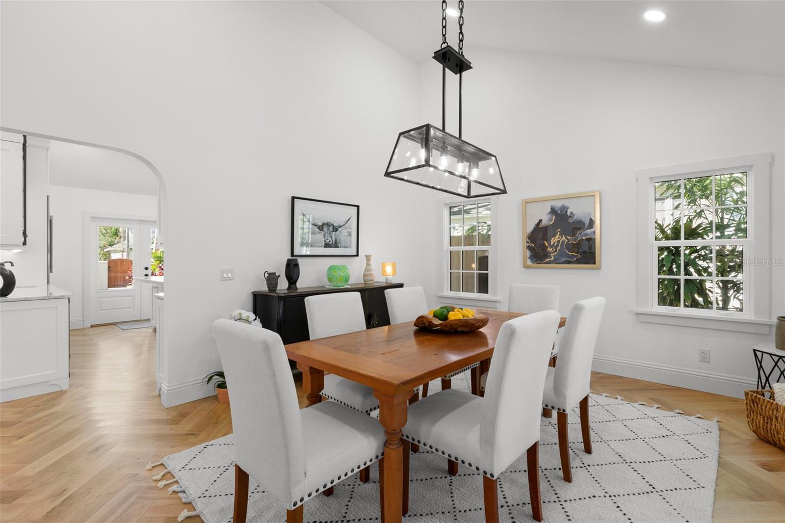 Listing photo id 7 for 346 16th Avenue Ne