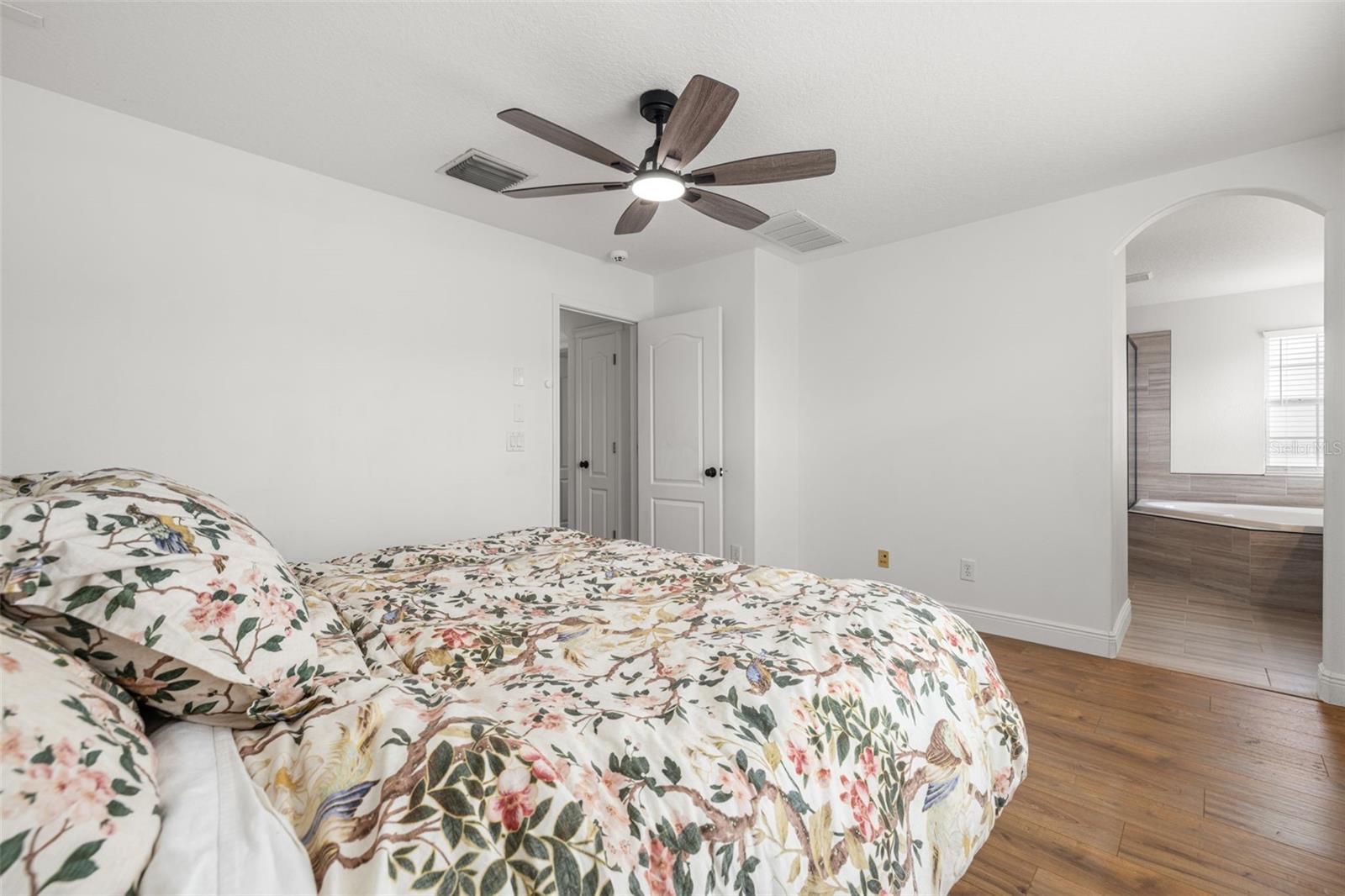 Image 22 of 56 For 5950 Beaconpark Street