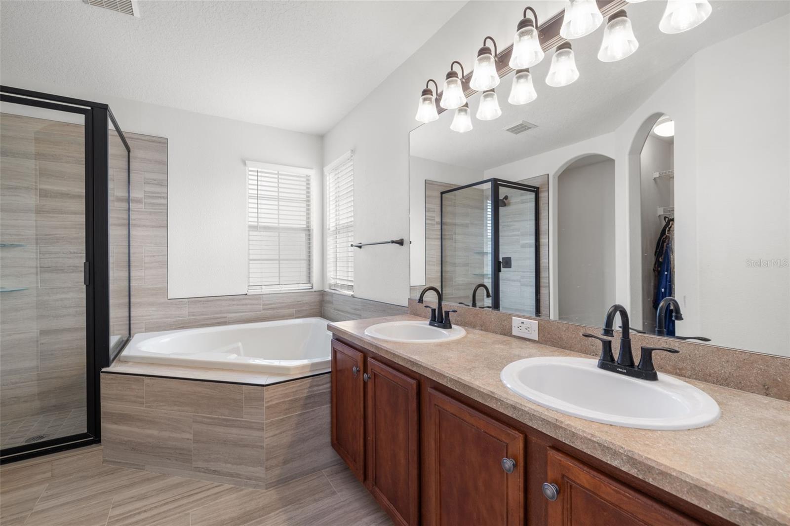 Image 23 of 56 For 5950 Beaconpark Street