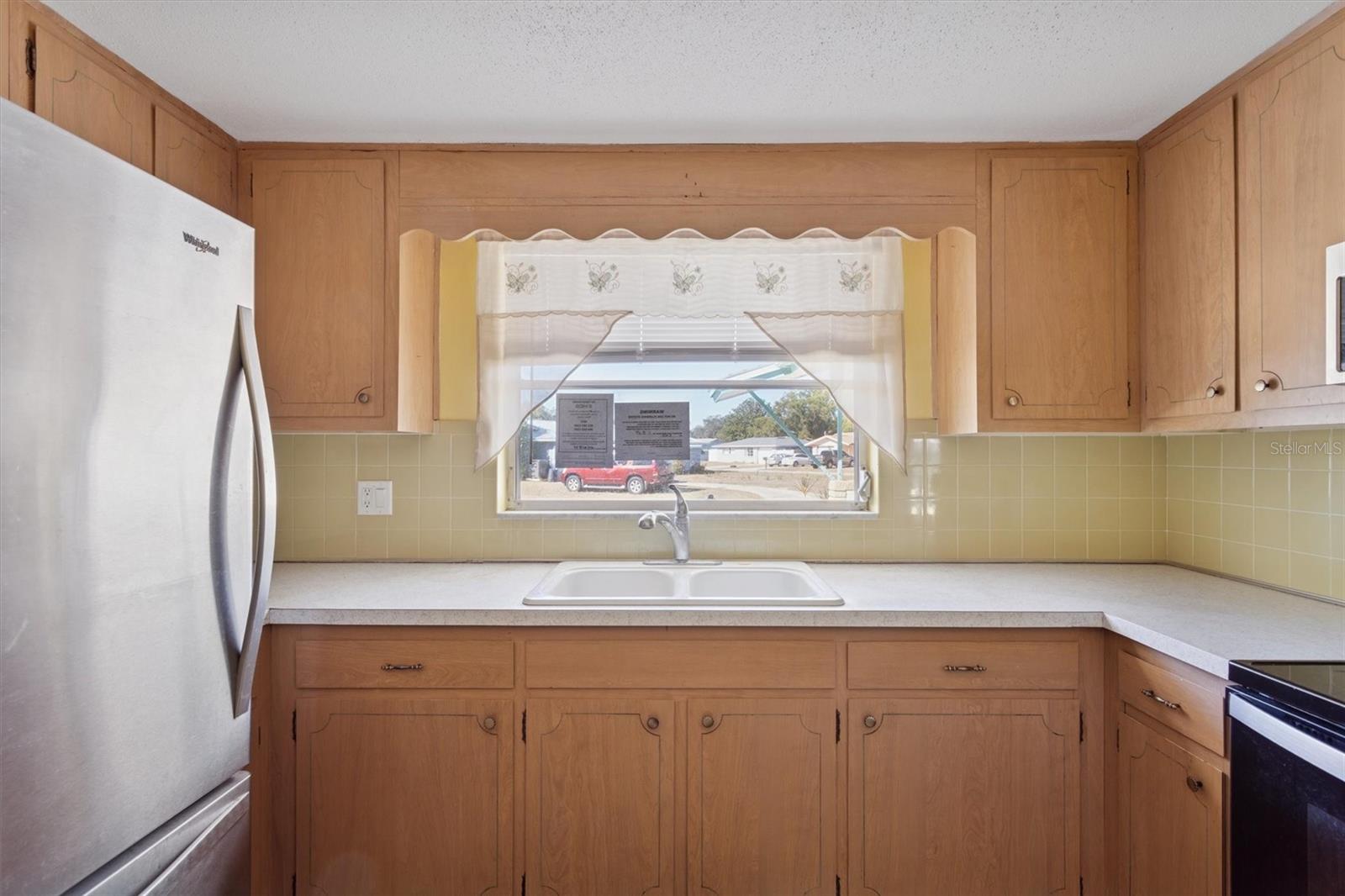 Listing photo id 9 for 7608 Redcoat Avenue