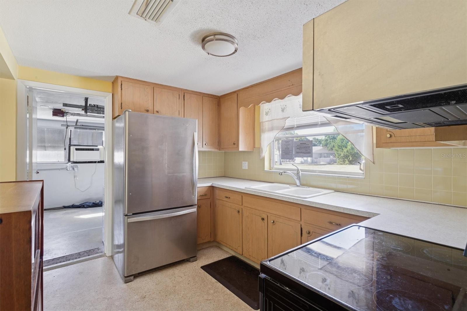 Listing photo id 10 for 7608 Redcoat Avenue