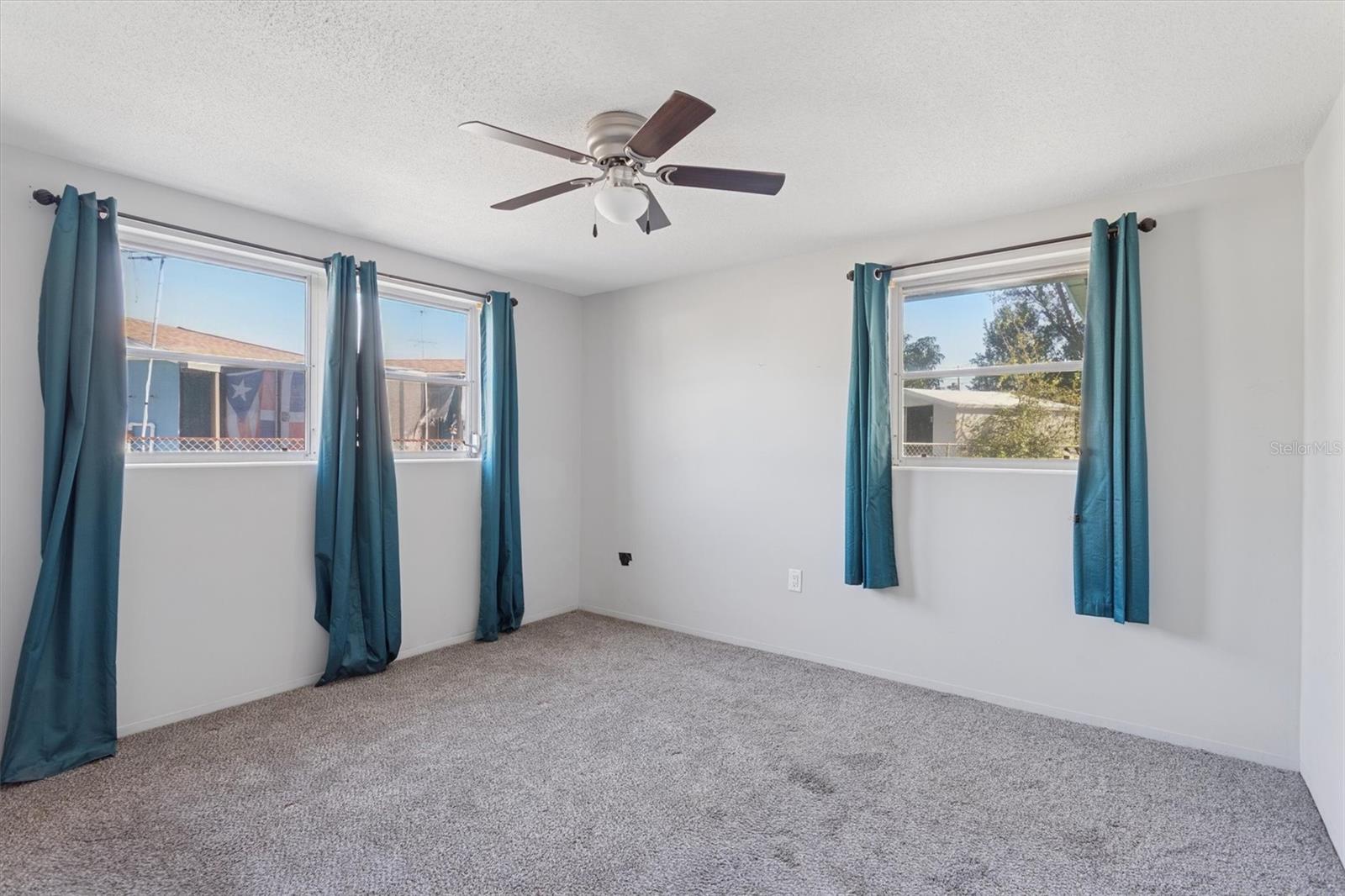 Listing photo id 11 for 7608 Redcoat Avenue