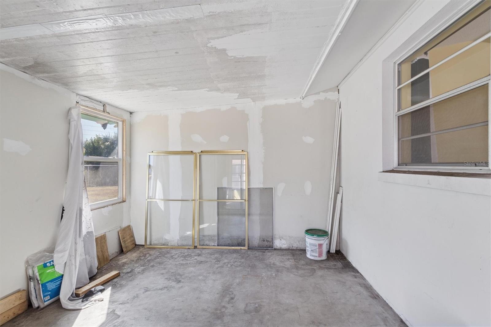 Listing photo id 23 for 7608 Redcoat Avenue