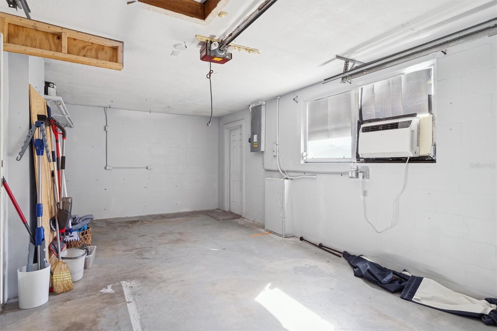 Listing photo id 24 for 7608 Redcoat Avenue