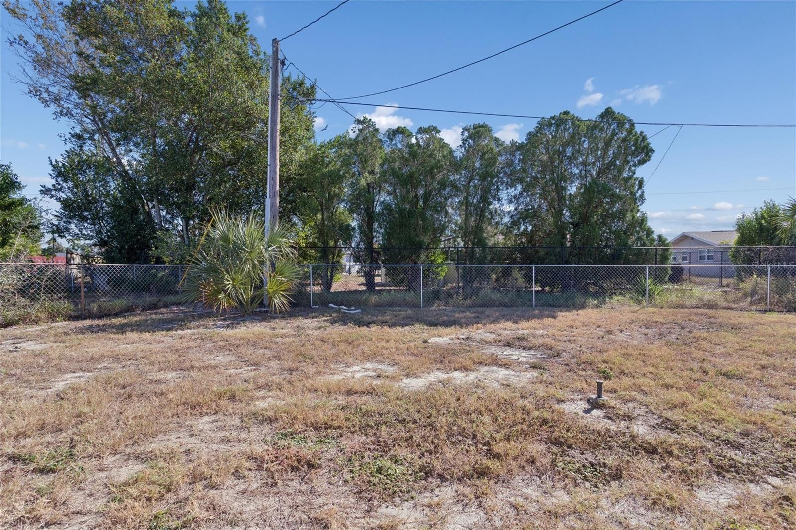 Listing photo id 26 for 7608 Redcoat Avenue