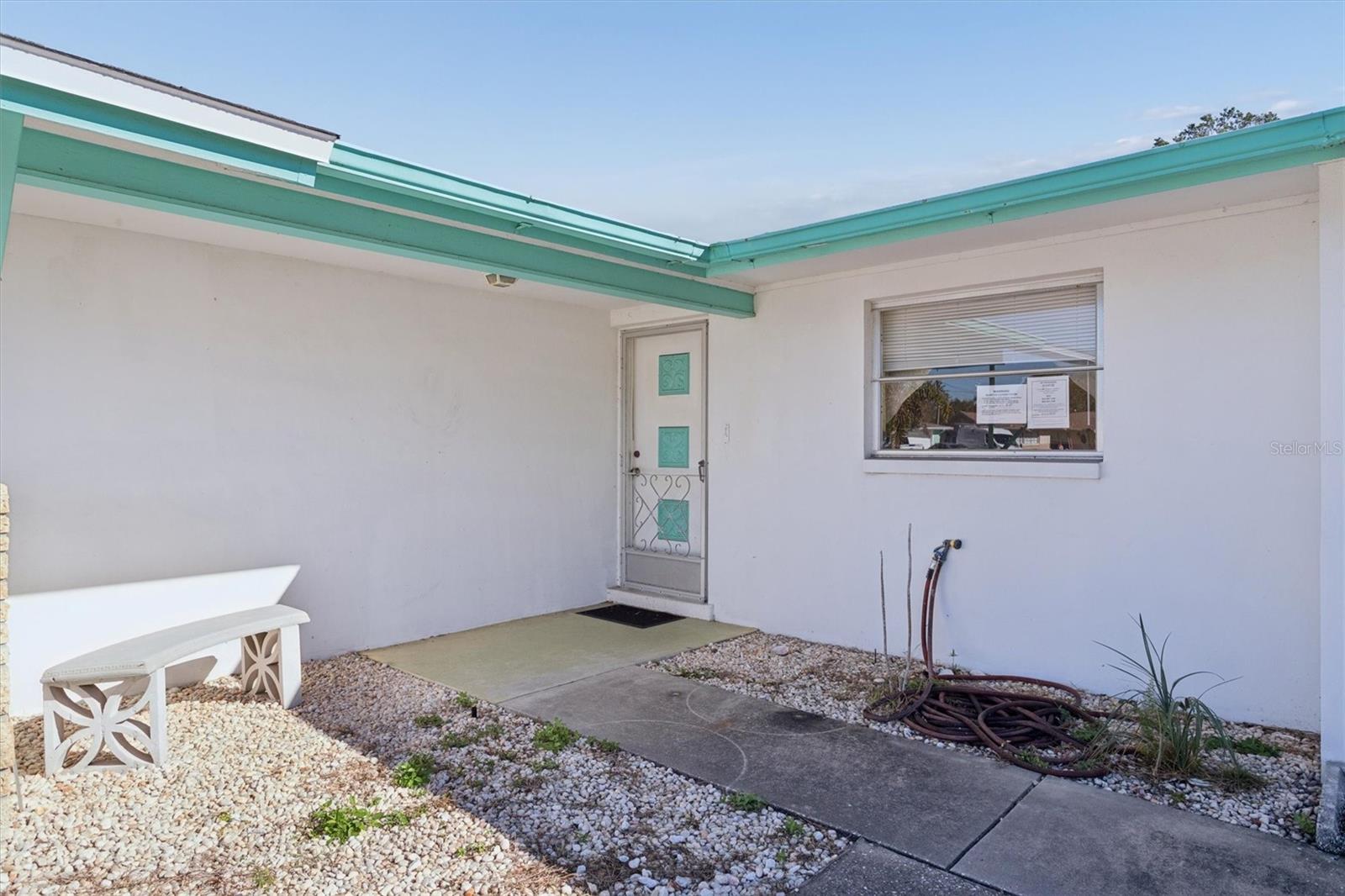 Listing photo id 3 for 7608 Redcoat Avenue