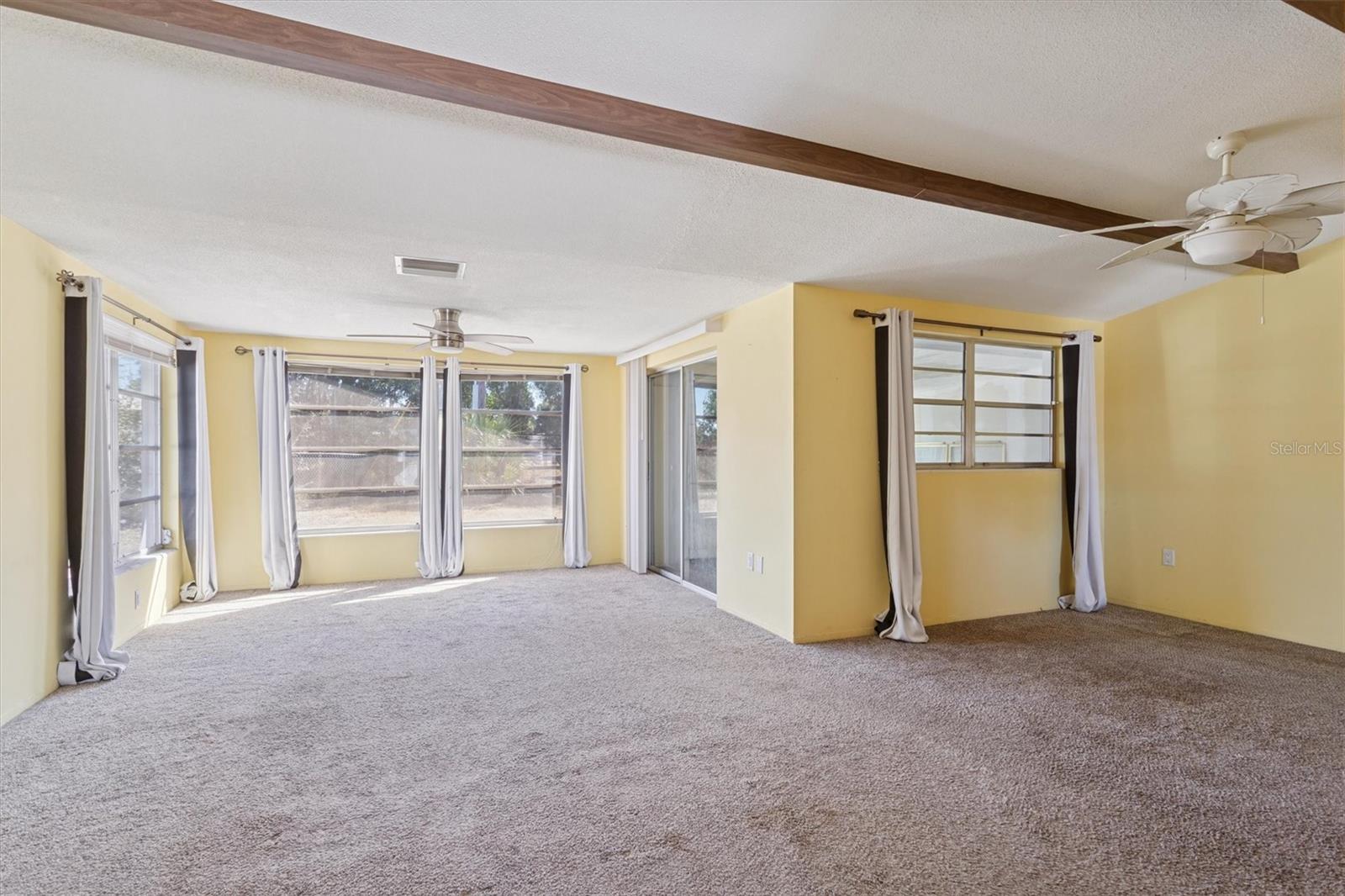 Listing photo id 5 for 7608 Redcoat Avenue