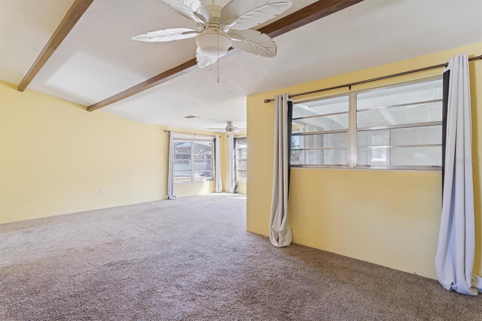 Listing photo id 6 for 7608 Redcoat Avenue