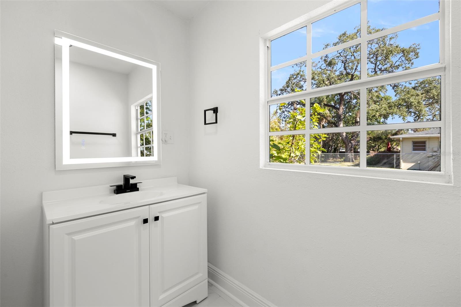 Image 11 of 26 For 2220 Davis Street