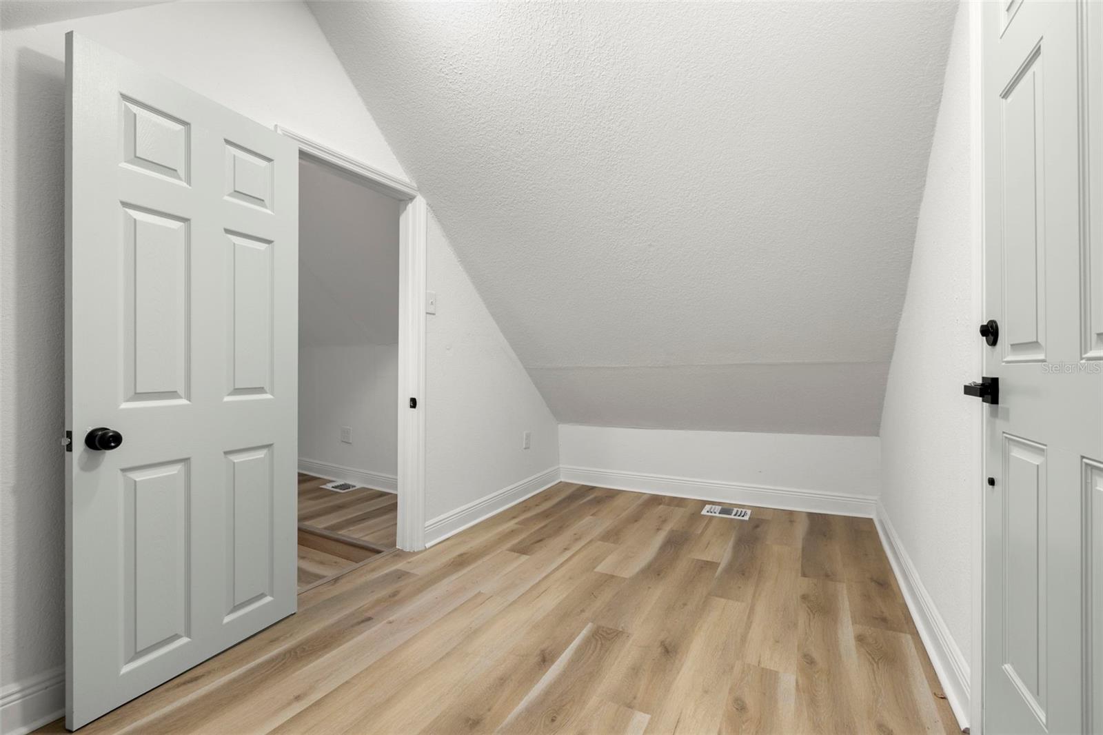 Image 14 of 26 For 2220 Davis Street