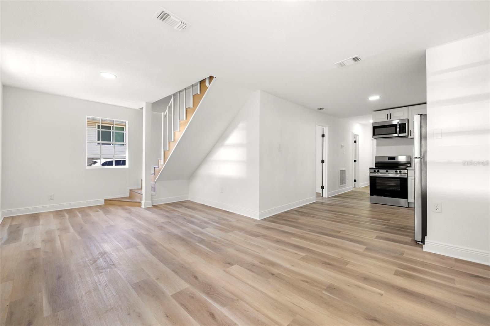 Image 3 of 26 For 2220 Davis Street