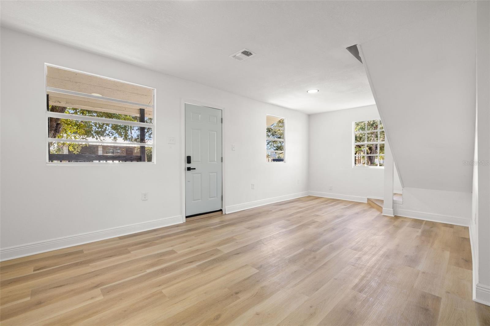 Image 5 of 26 For 2220 Davis Street