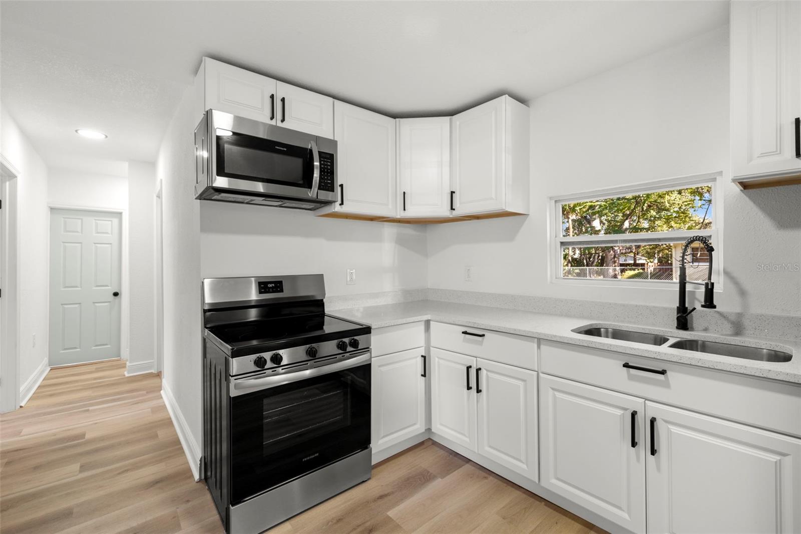 Image 7 of 26 For 2220 Davis Street