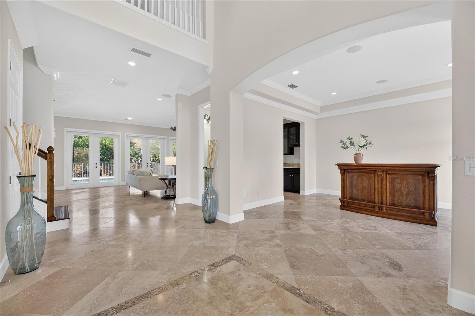 Listing photo id 8 for 5910 La Rosa Lane