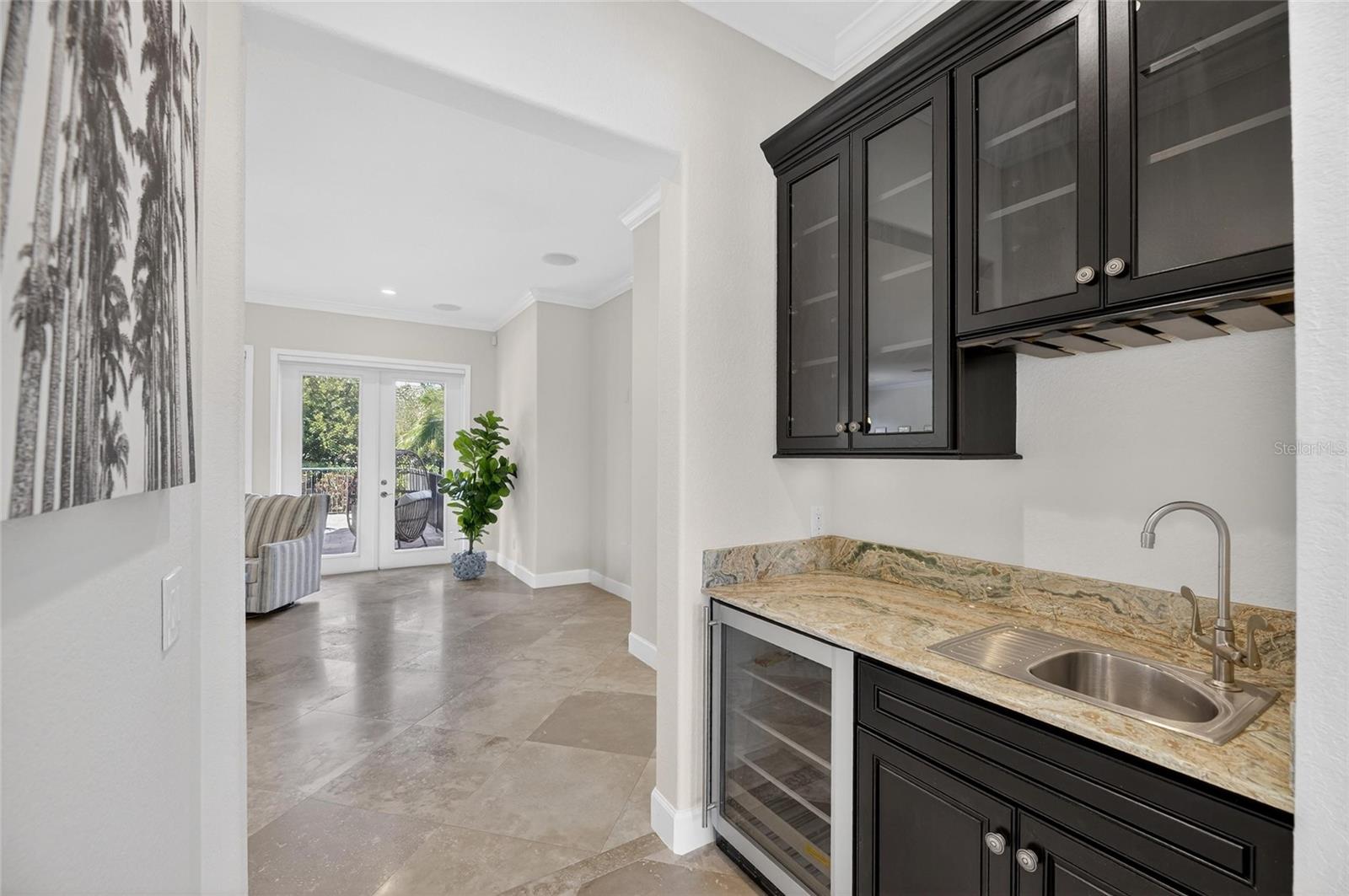 Listing photo id 10 for 5910 La Rosa Lane