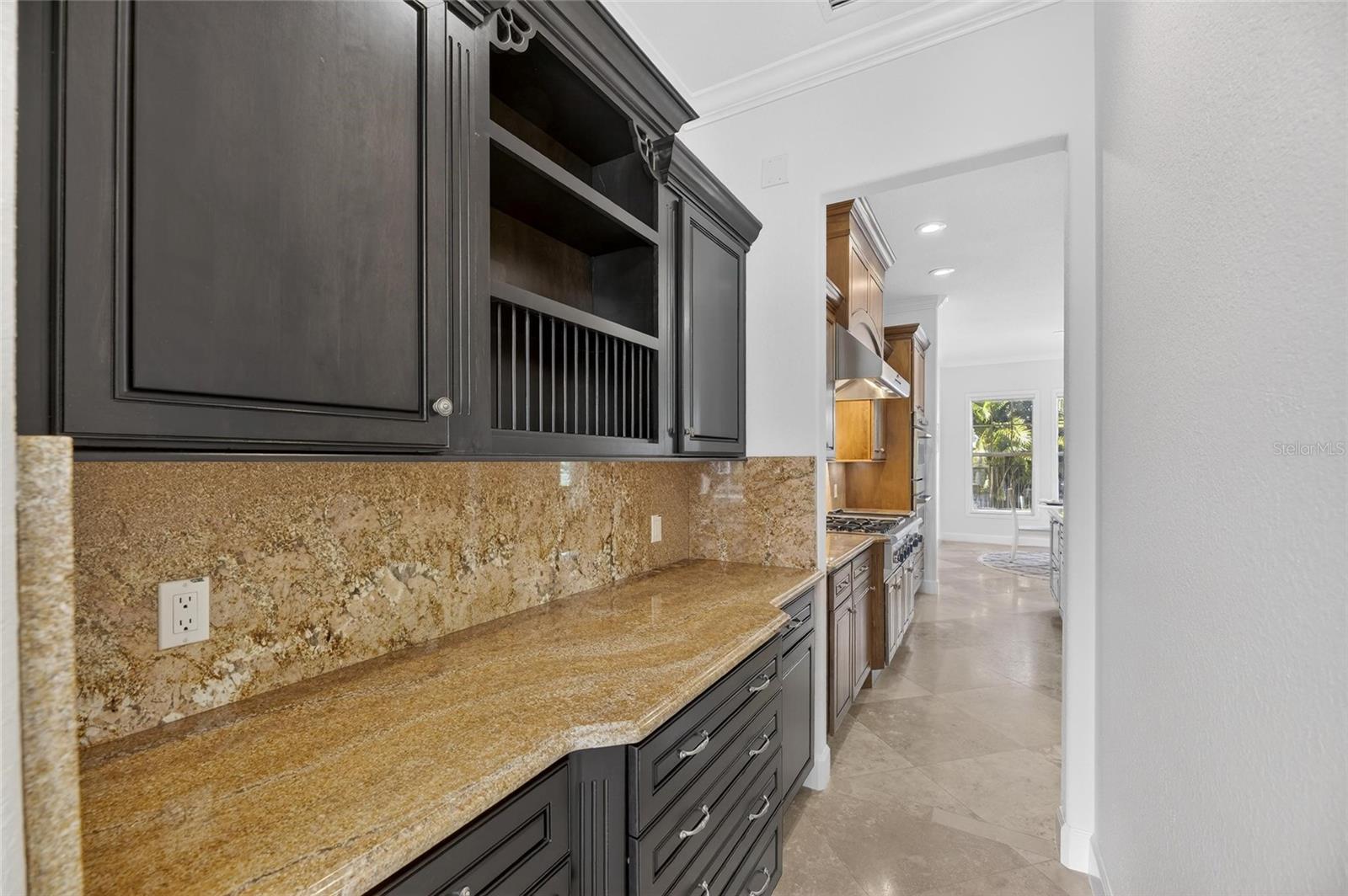 Listing photo id 11 for 5910 La Rosa Lane