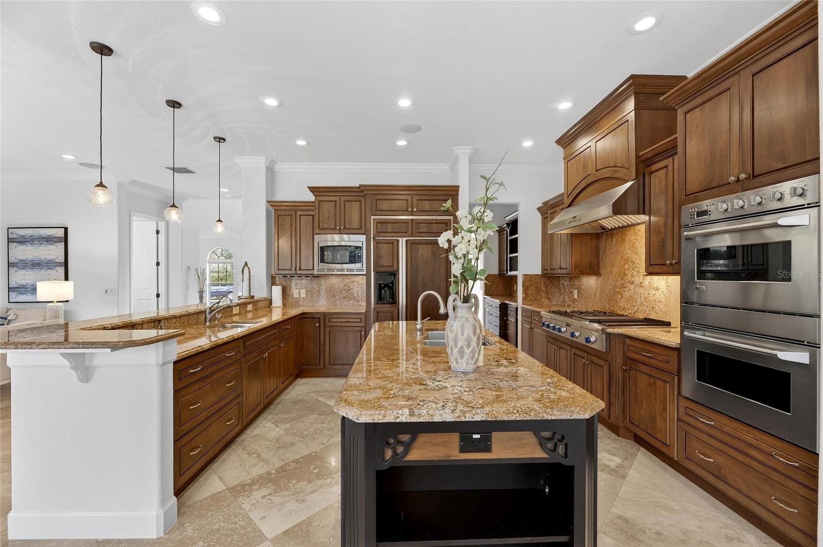 Listing photo id 12 for 5910 La Rosa Lane