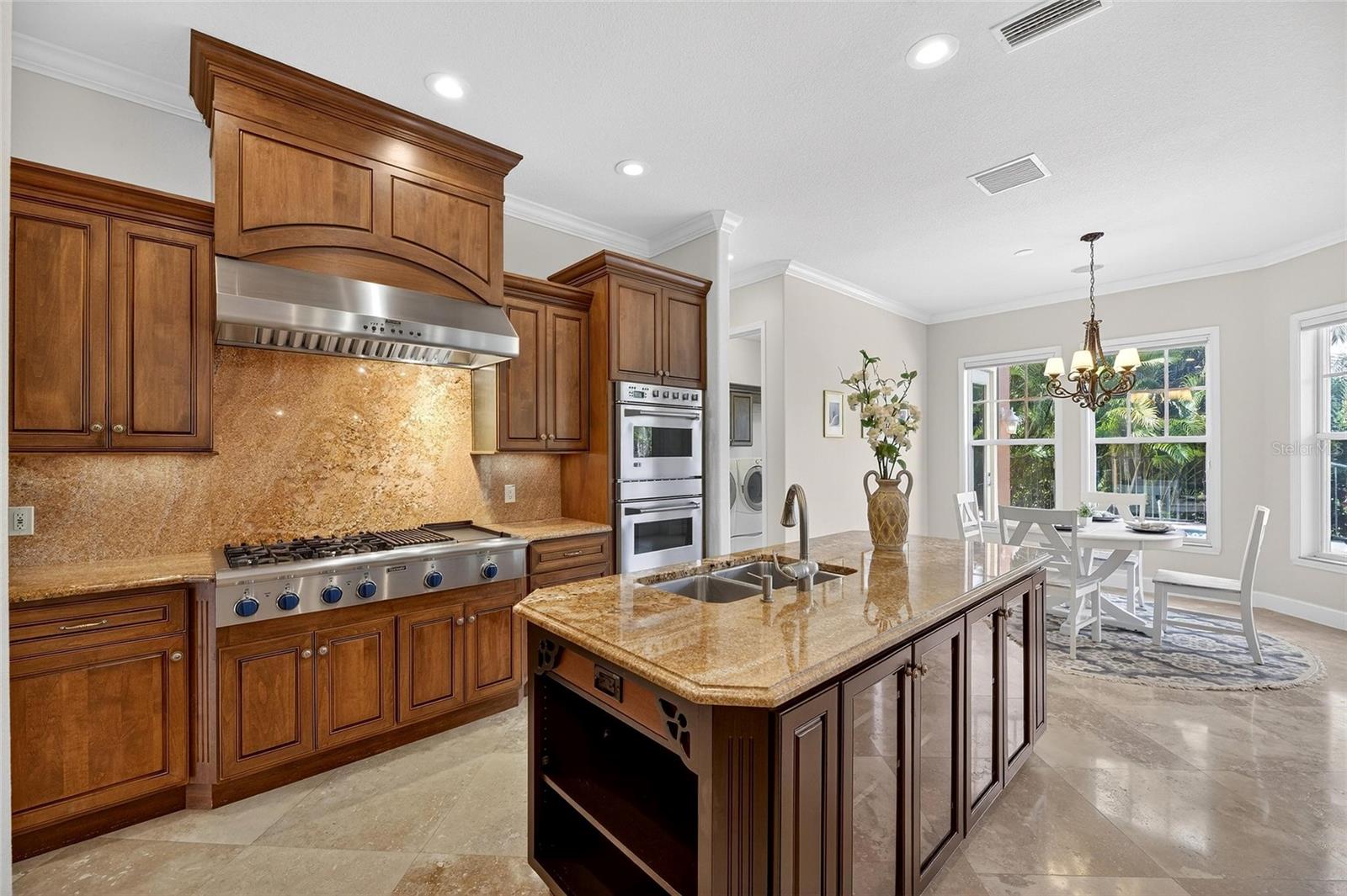 Listing photo id 14 for 5910 La Rosa Lane