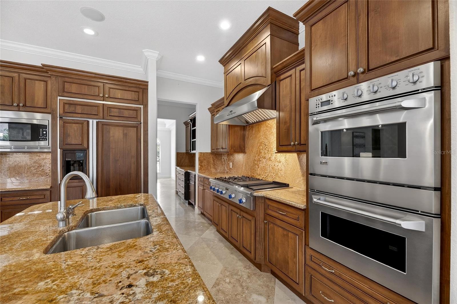 Listing photo id 15 for 5910 La Rosa Lane