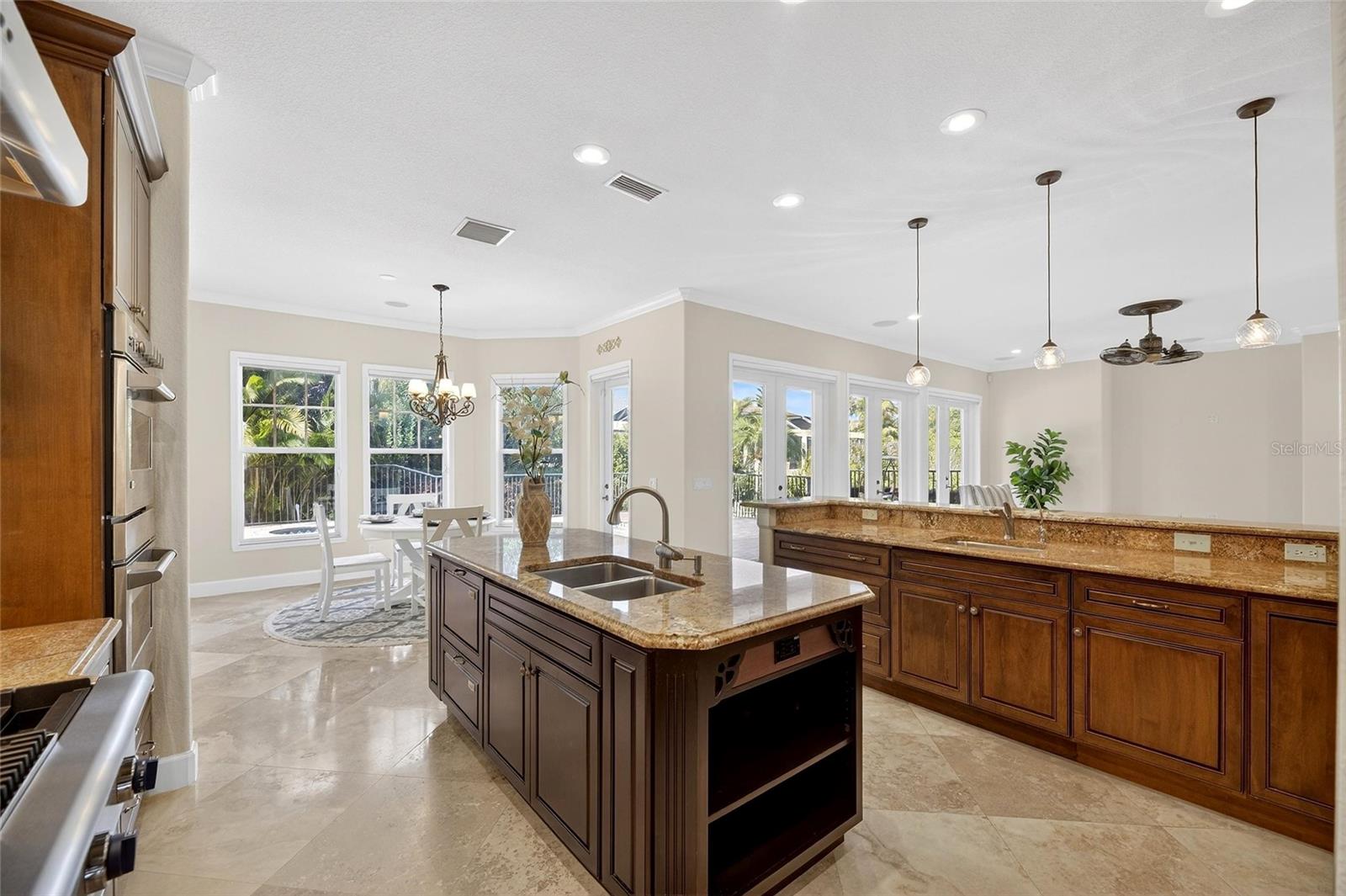 Listing photo id 16 for 5910 La Rosa Lane