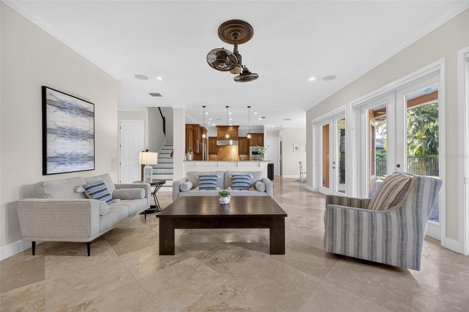 Listing photo id 18 for 5910 La Rosa Lane