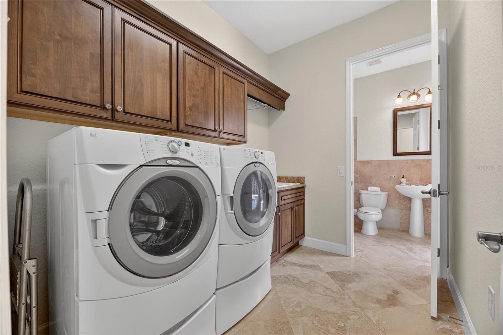 Listing photo id 21 for 5910 La Rosa Lane