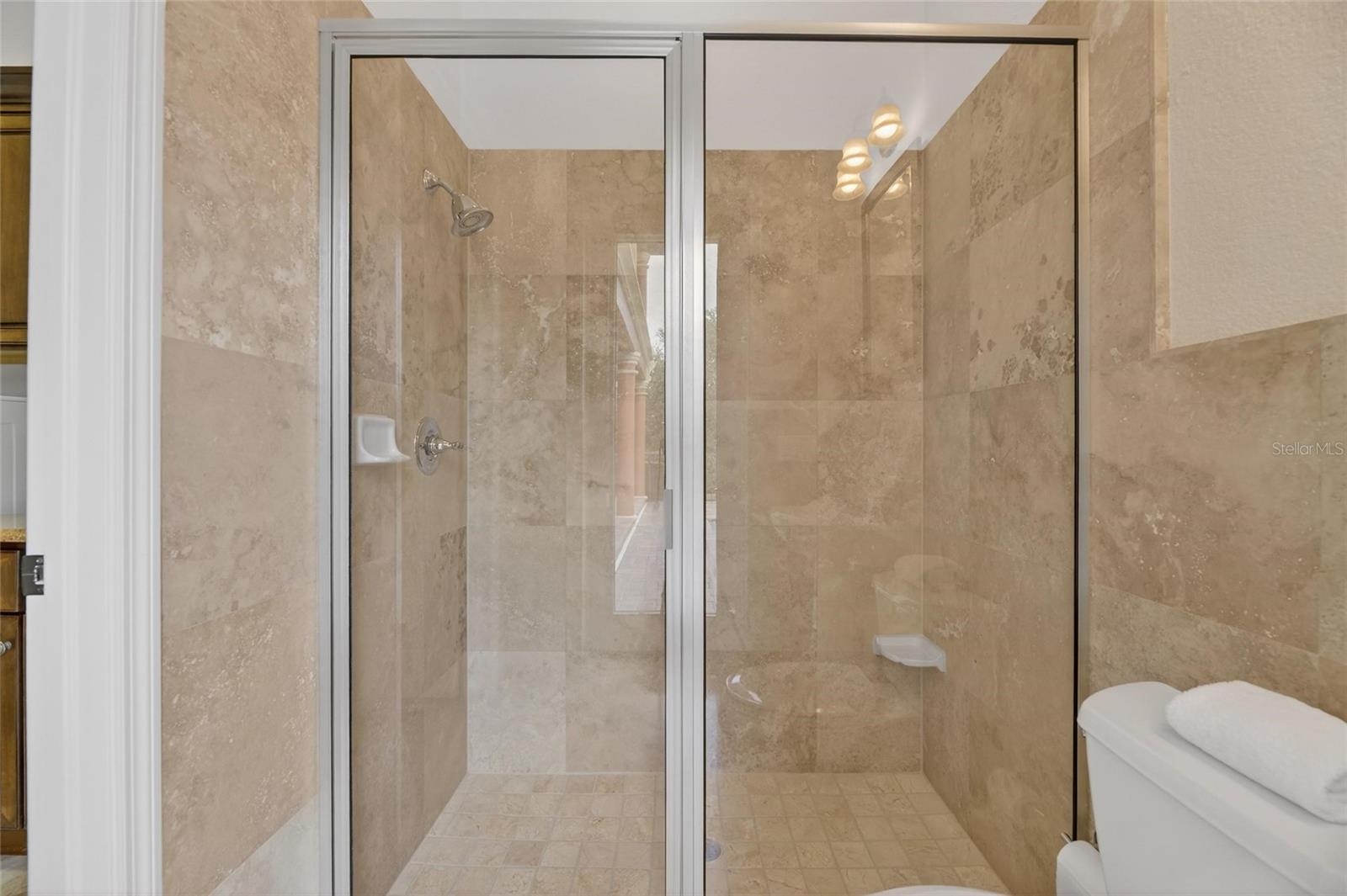 Listing photo id 23 for 5910 La Rosa Lane