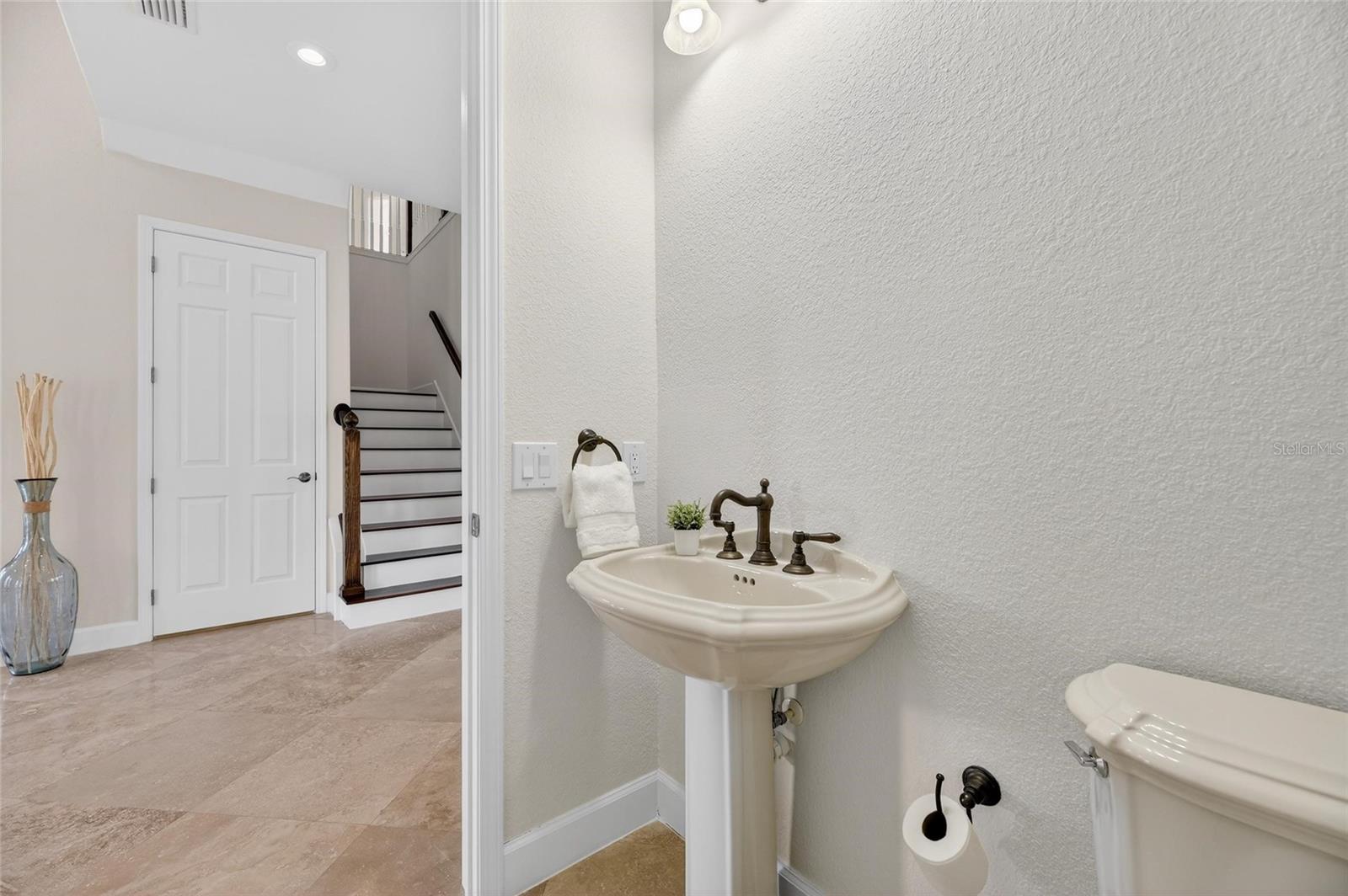 Listing photo id 24 for 5910 La Rosa Lane