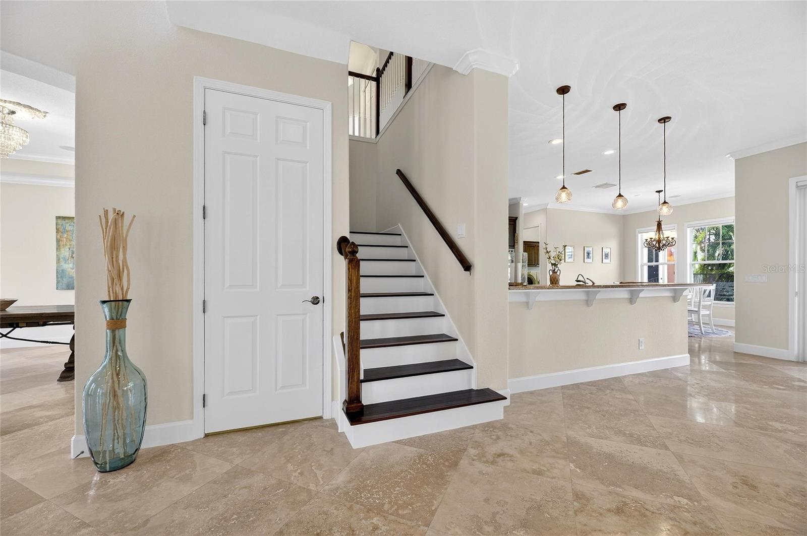 Listing photo id 25 for 5910 La Rosa Lane