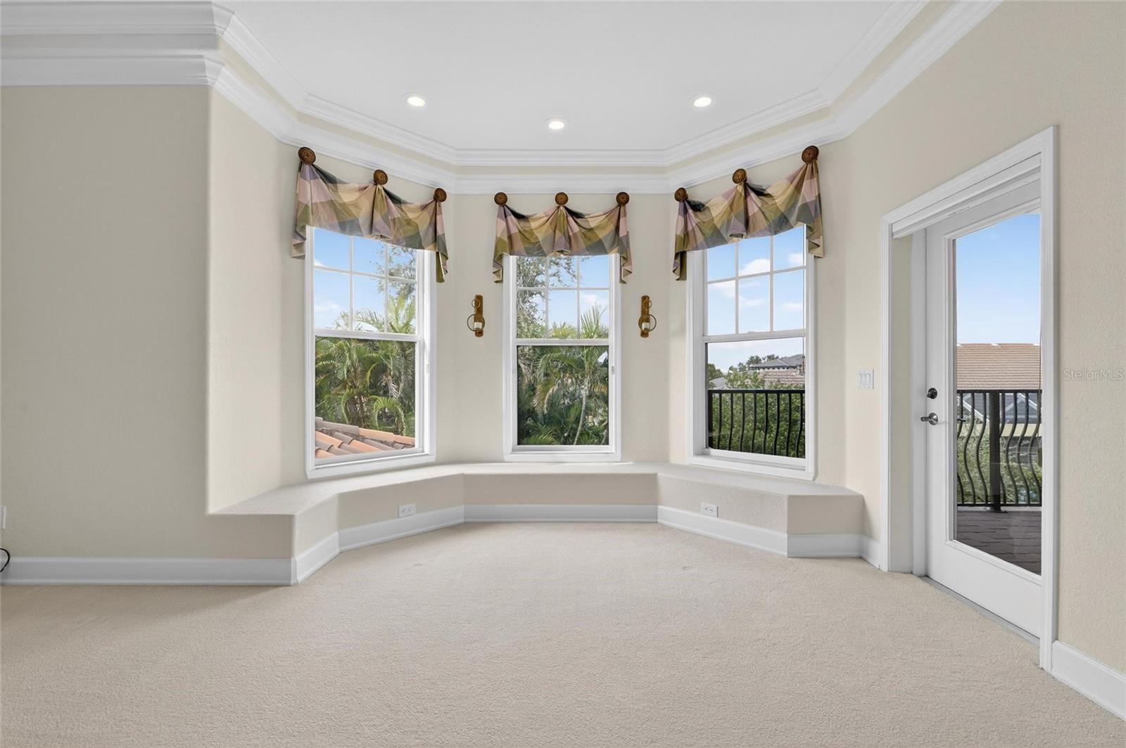 Listing photo id 29 for 5910 La Rosa Lane