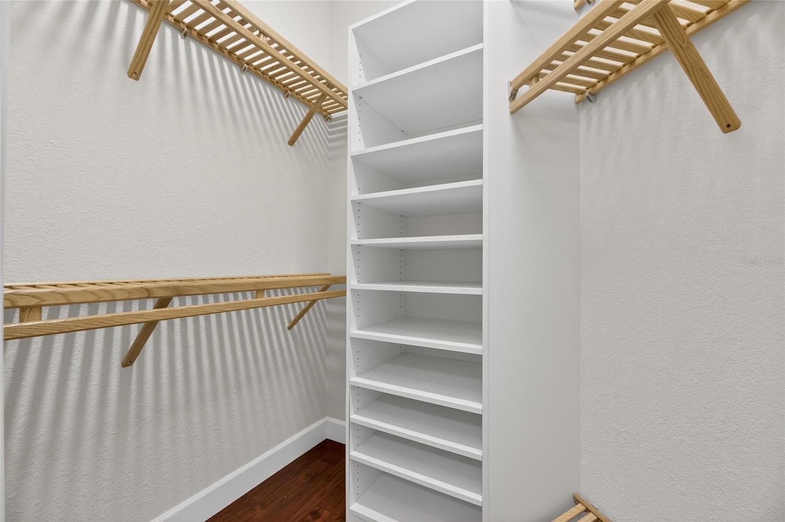 Listing photo id 34 for 5910 La Rosa Lane