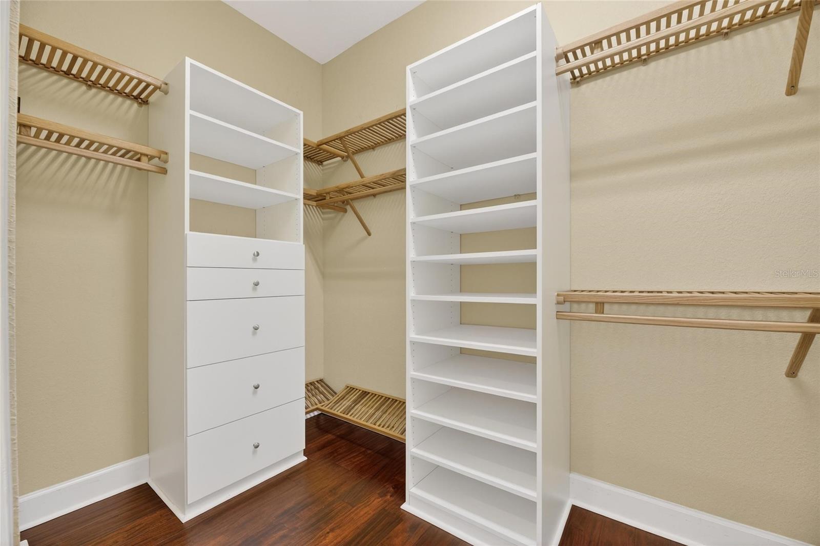 Listing photo id 35 for 5910 La Rosa Lane