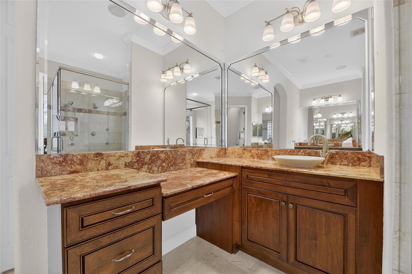 Listing photo id 37 for 5910 La Rosa Lane