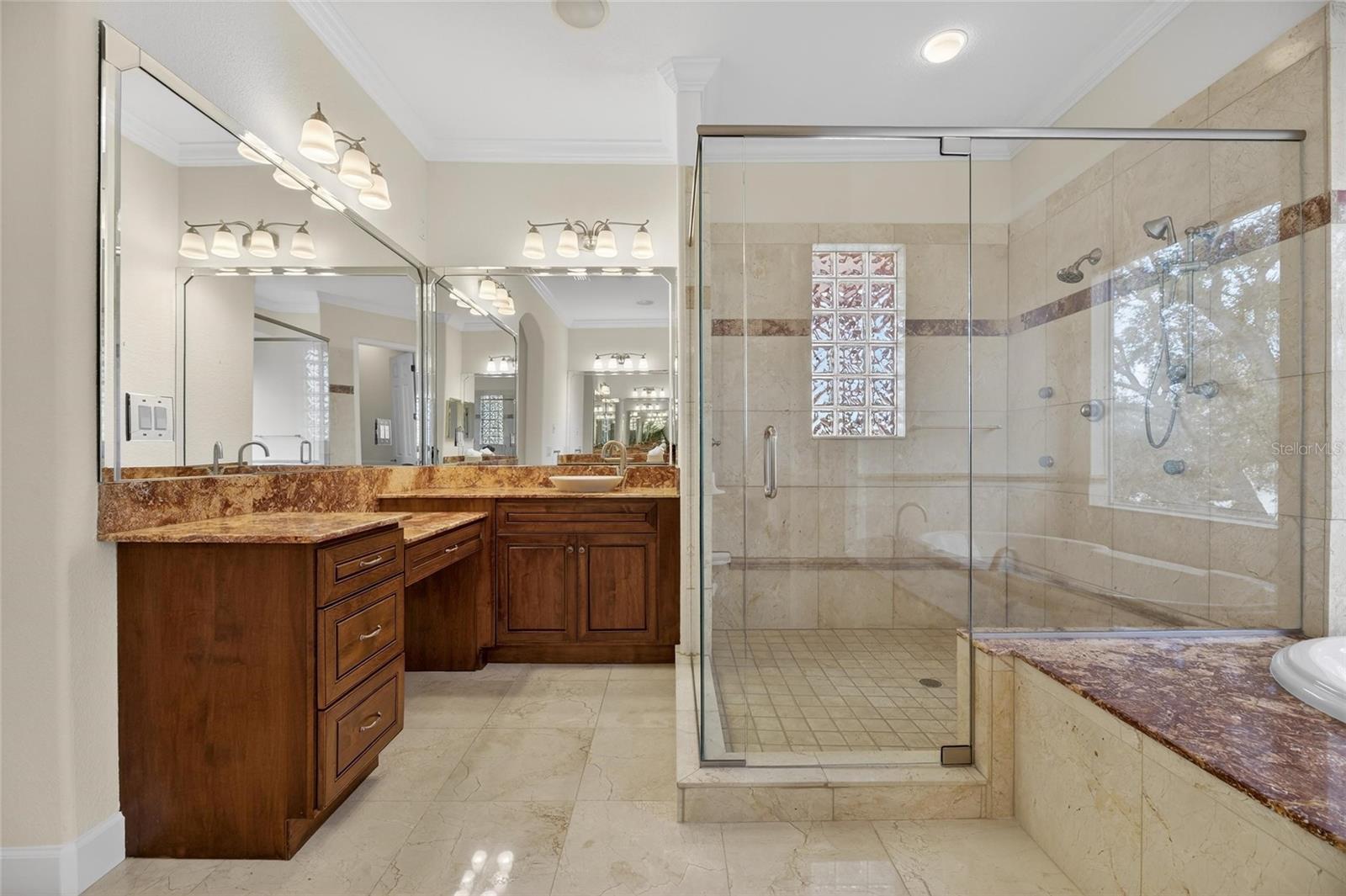 Listing photo id 38 for 5910 La Rosa Lane