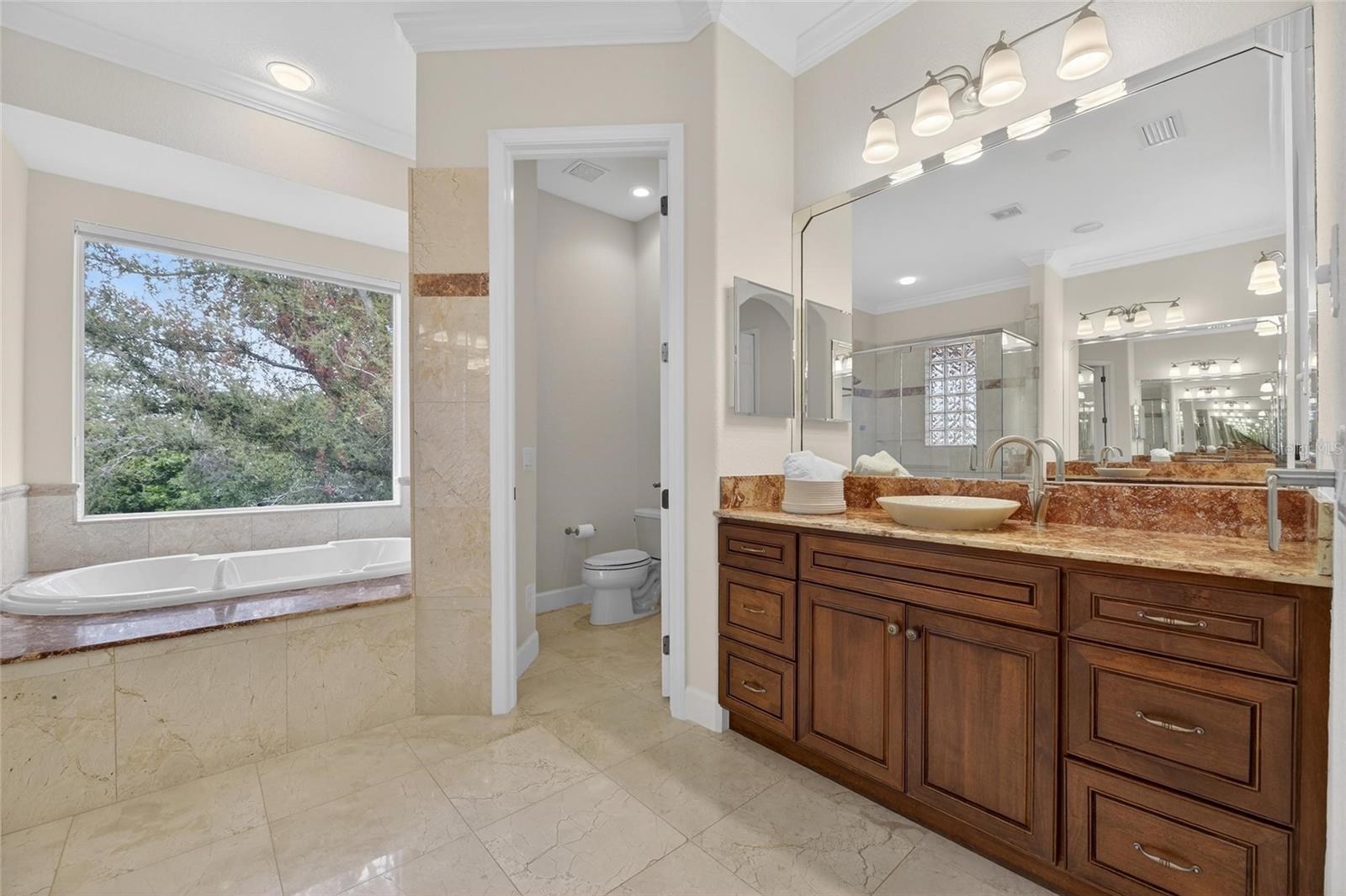 Listing photo id 39 for 5910 La Rosa Lane