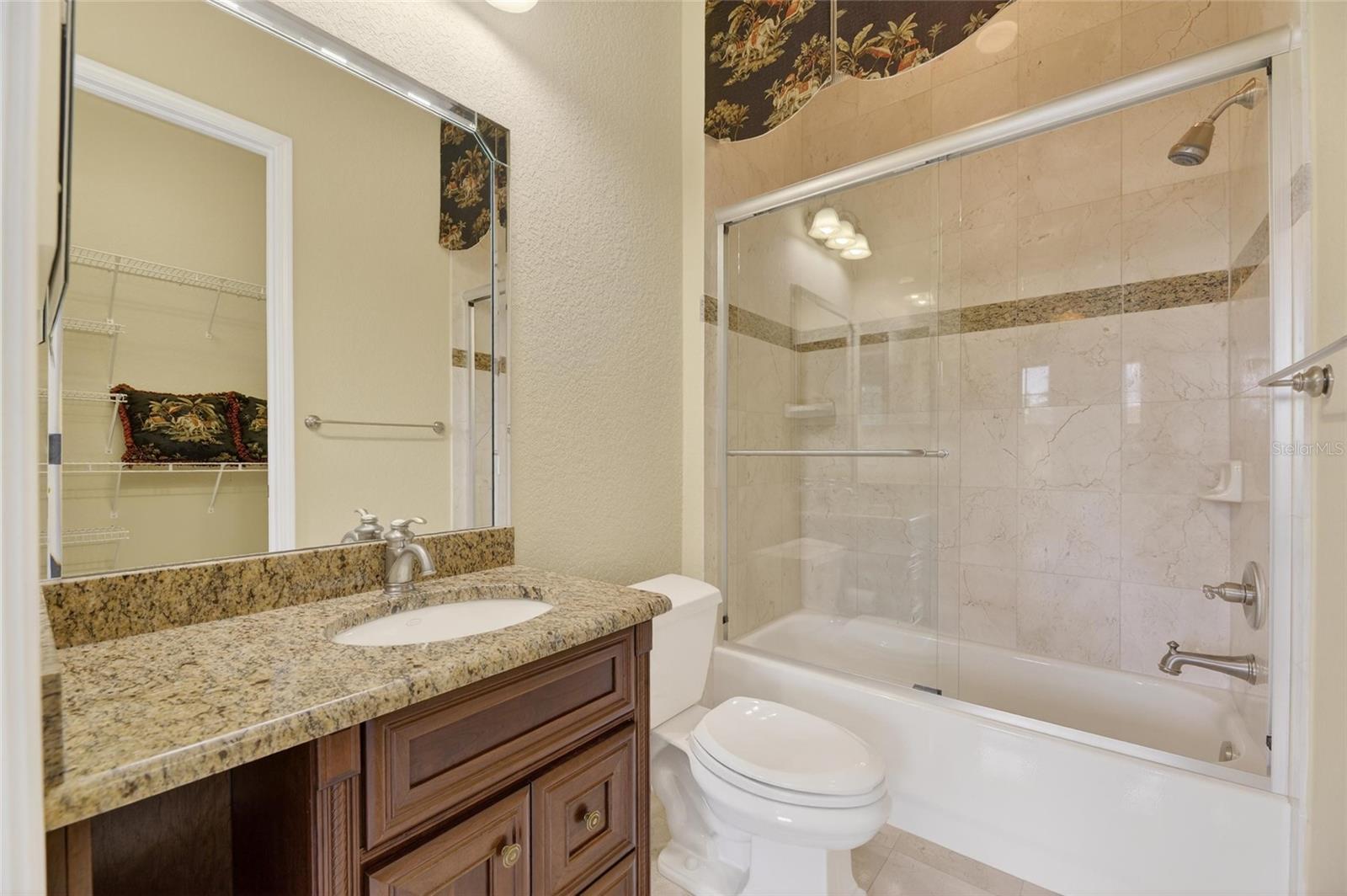 Listing photo id 42 for 5910 La Rosa Lane