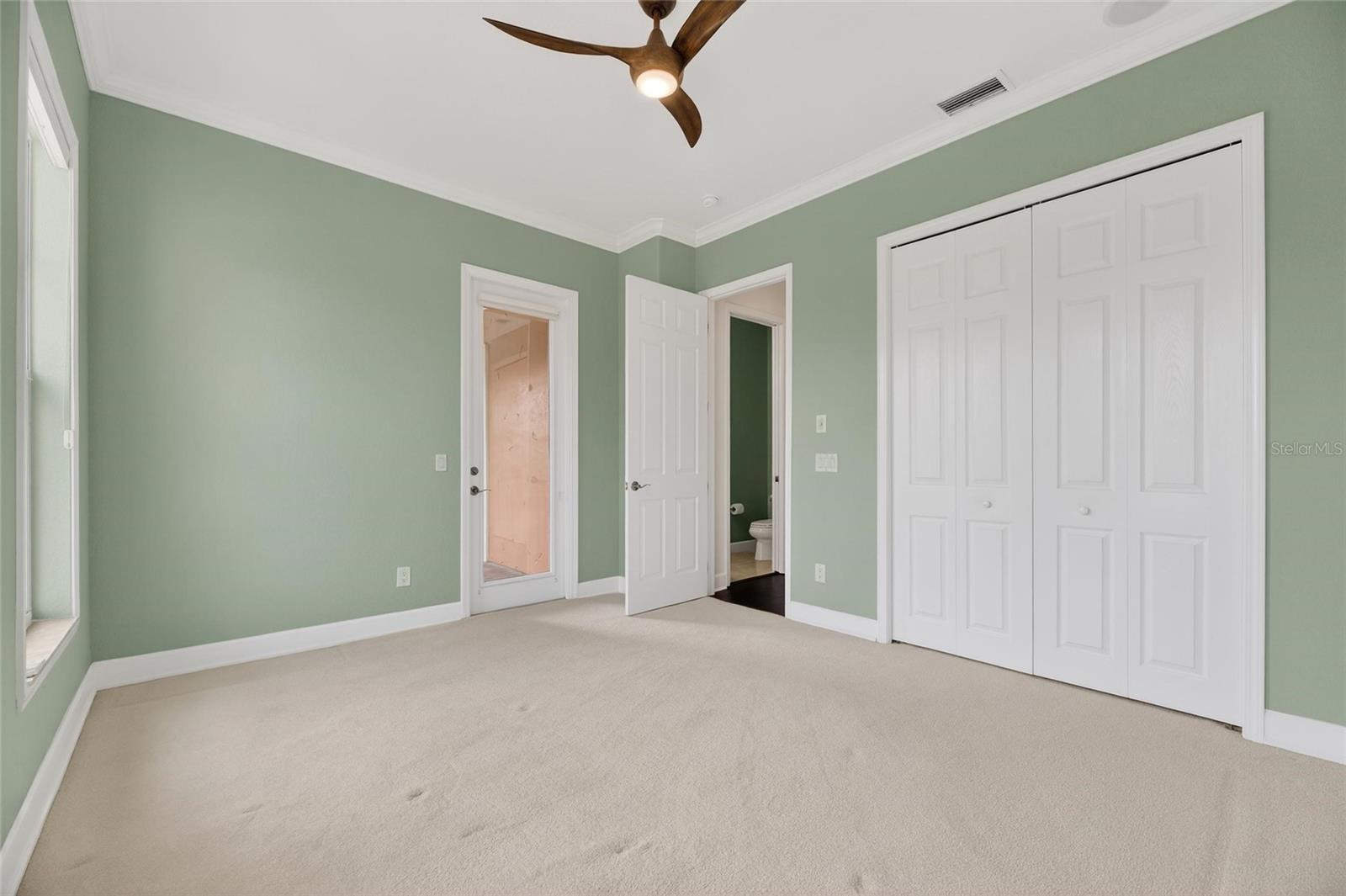 Listing photo id 48 for 5910 La Rosa Lane