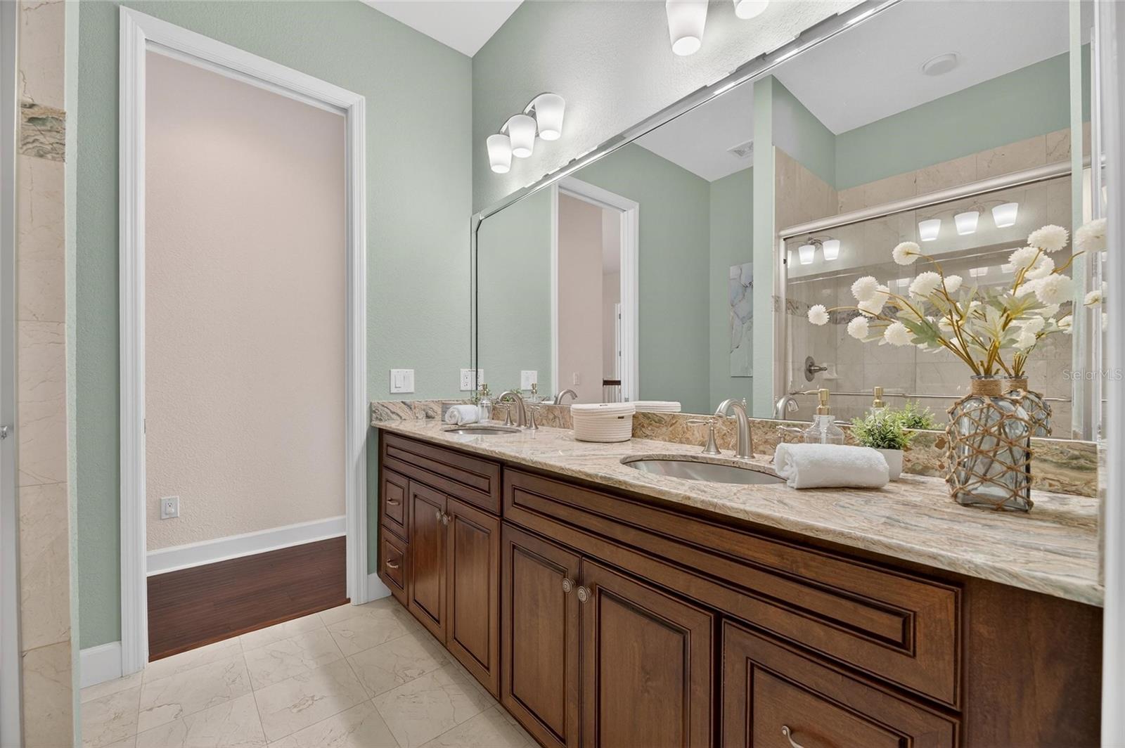 Listing photo id 50 for 5910 La Rosa Lane