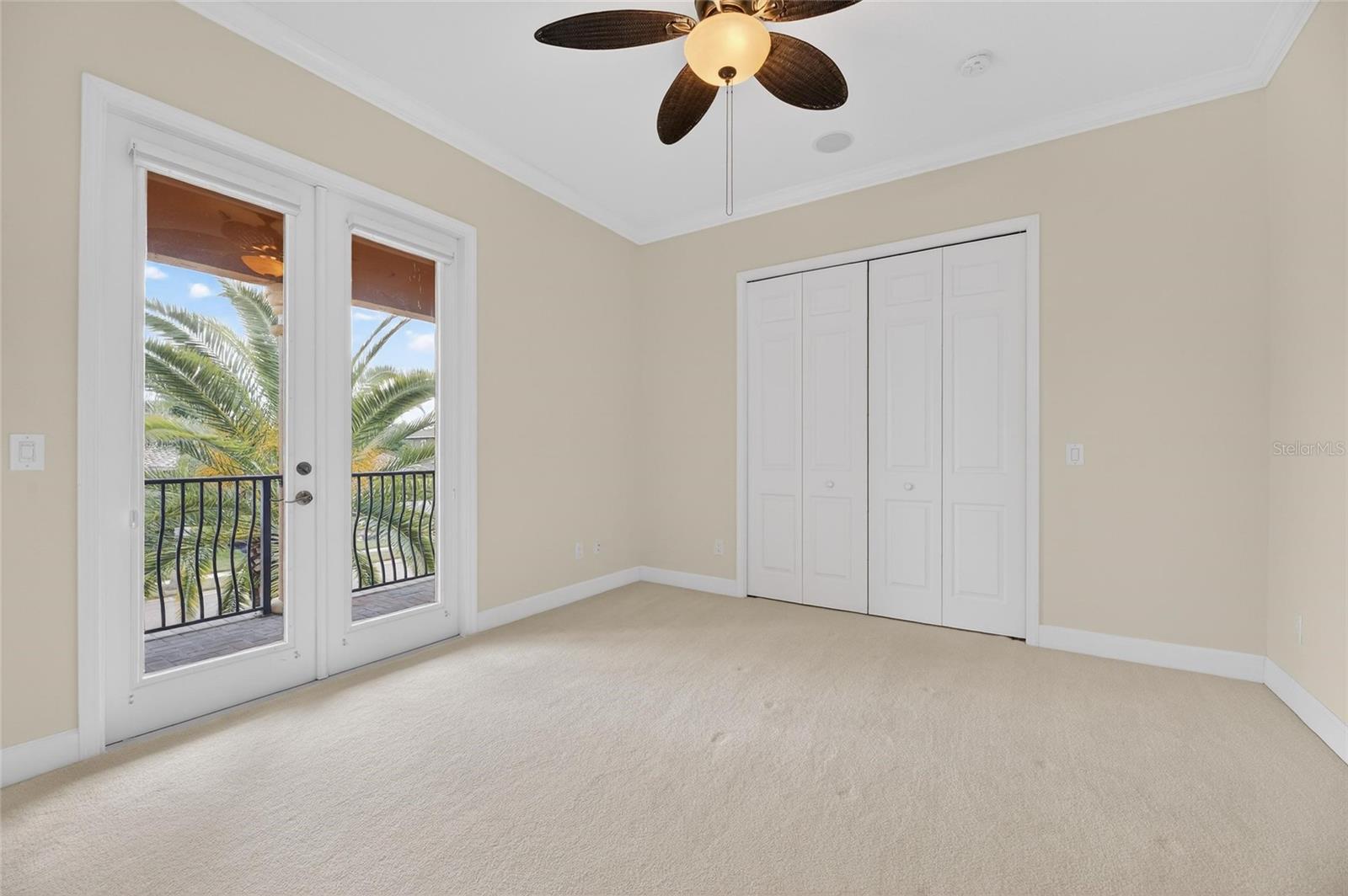 Listing photo id 53 for 5910 La Rosa Lane