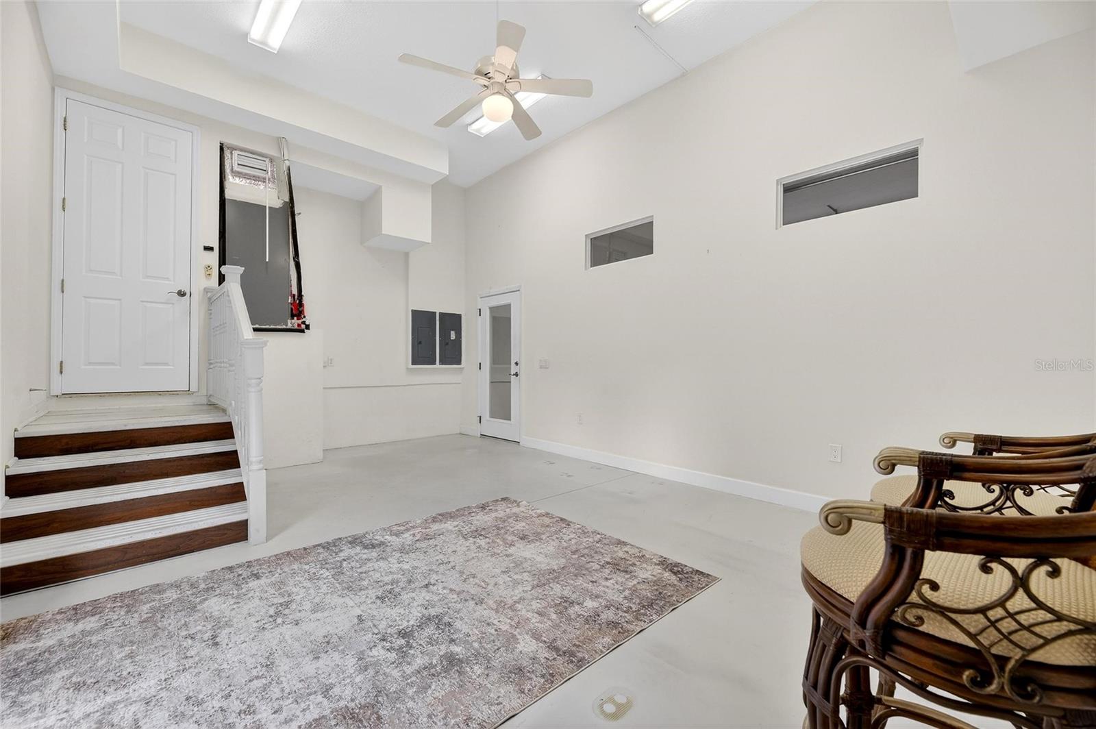 Listing photo id 63 for 5910 La Rosa Lane